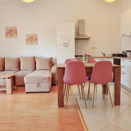 Apartment Nora Near The Beach Pula Bagian luar foto