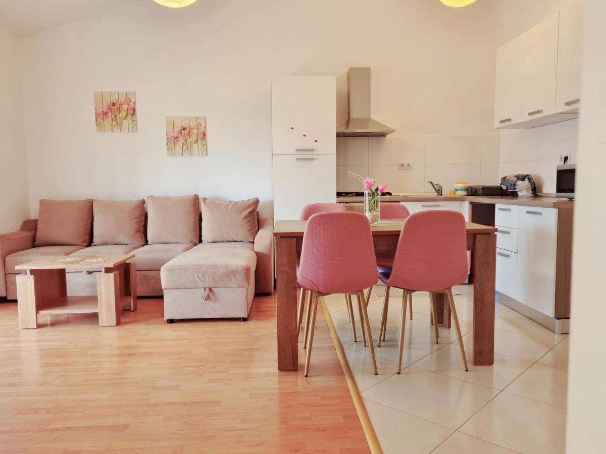 Apartment Nora Near The Beach Pula Bagian luar foto