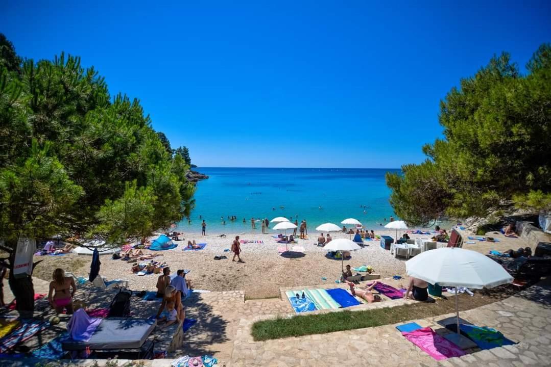 Apartment Nora Near The Beach Pula Bagian luar foto